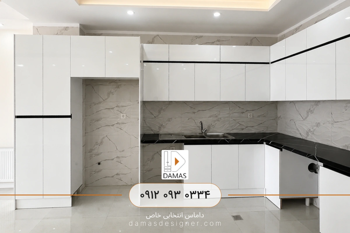 کابینت هایگلاس براق سفید با جزیره و صفحه مشکی