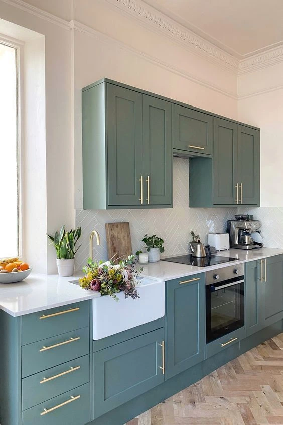 رنگ دیوار سفید با کابینت سبز